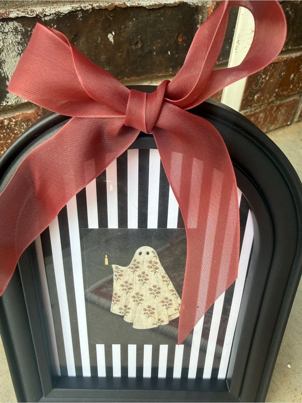 Black Arched Photo Frame with Burgundy Bow and Ghost Art